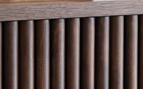 縦ルーバーのヘッドボード（陰影が生む上質感）