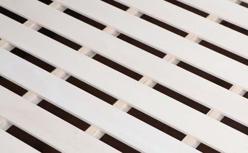 通気性のよいすのこ床で快適