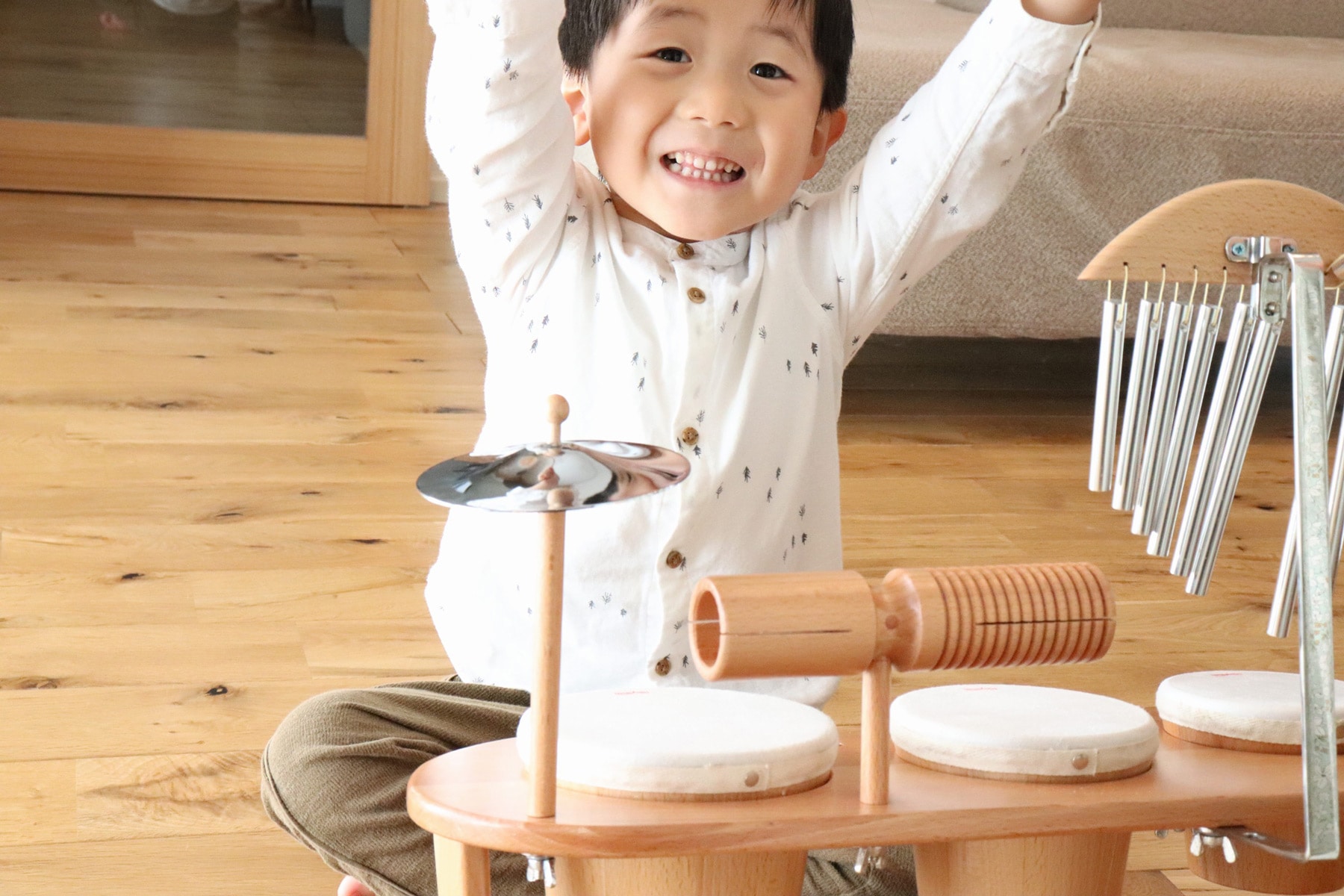 リズムポコのドラムセットを楽しそうに演奏する子ども