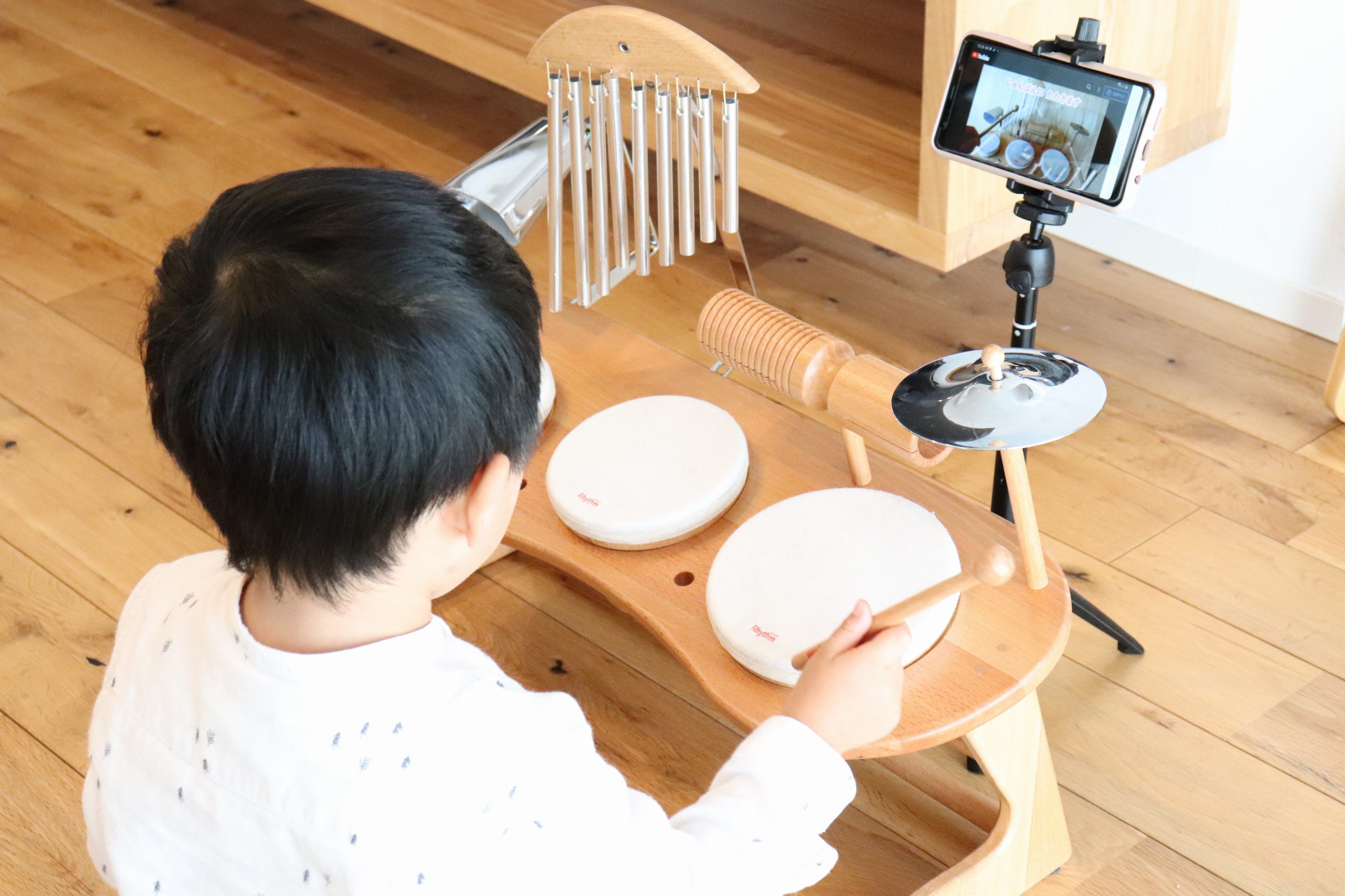 スマートフォンの無料レッスン動画を見ながらRP-1500/DSを演奏する子ども