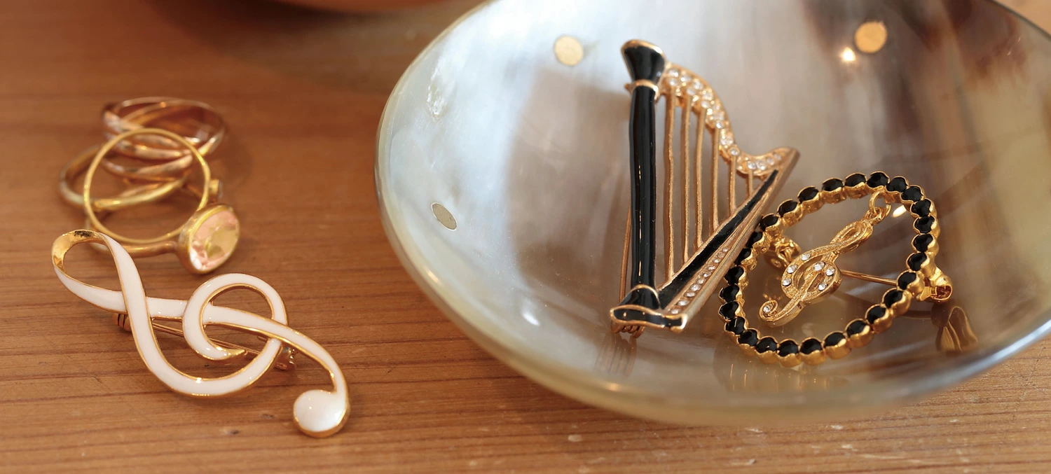 エナメルブローチ