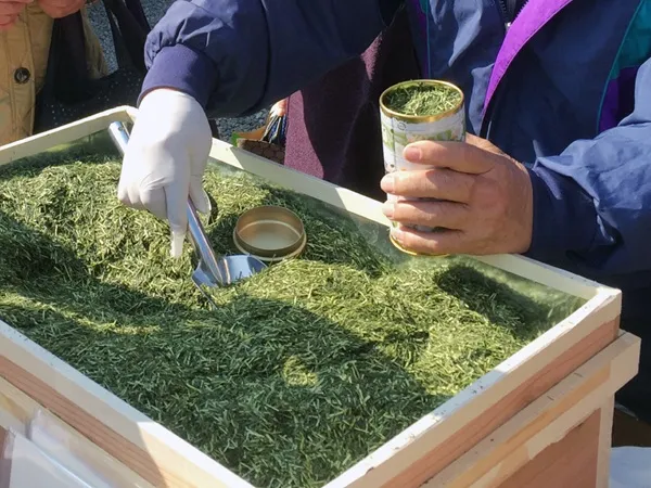 お茶の量り売りをそている風景