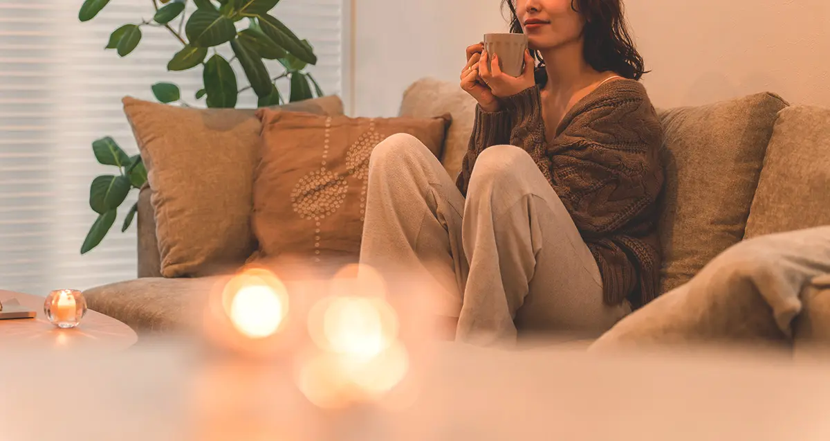 ハーブティーを飲む女性