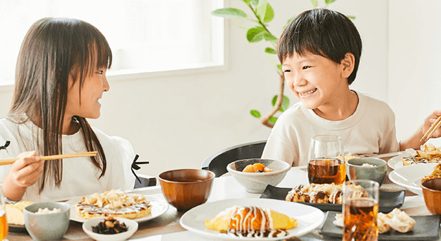 家族で食卓を囲む様子