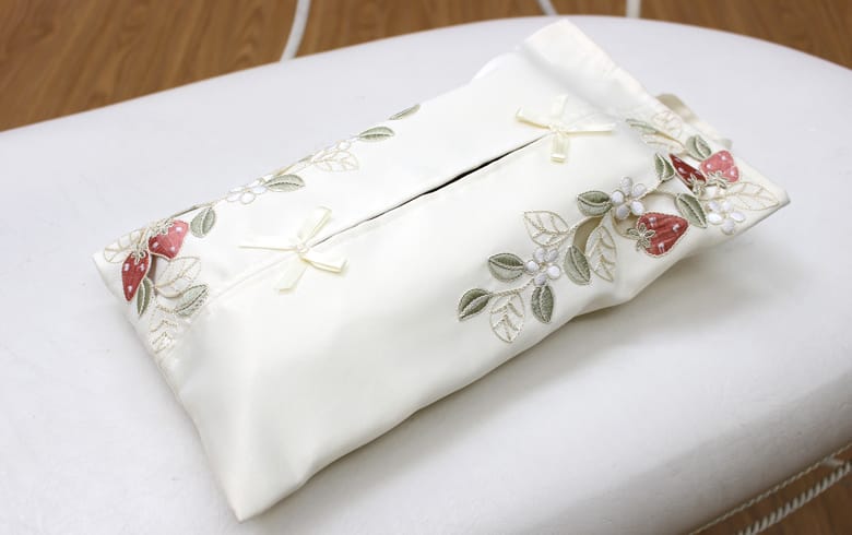 Strawberry Embroidery いちご ハングティッシュボックスカバー 約 35cm アミ ブルージュ アミ ブルージュ レース 刺繍 インテリア雑貨のお店