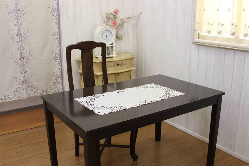 カットワーク刺繍のテーブルセンター75cmをテーブルに。