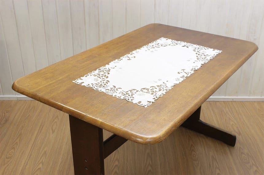 カットワーク刺繍のテーブルセンター75cm