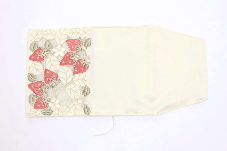 Strawberry embroidery　いちご ブックカバー　約15.5×11cm