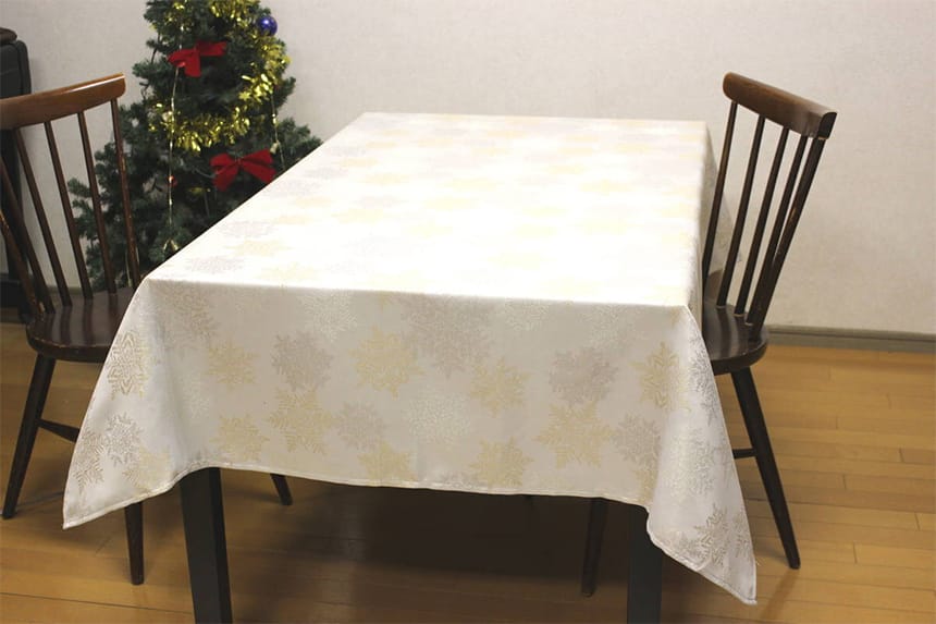 スノークリスタルシリーズ テーブルクロス約130×170cmを75×120cmのテーブルに掛けた一例です。