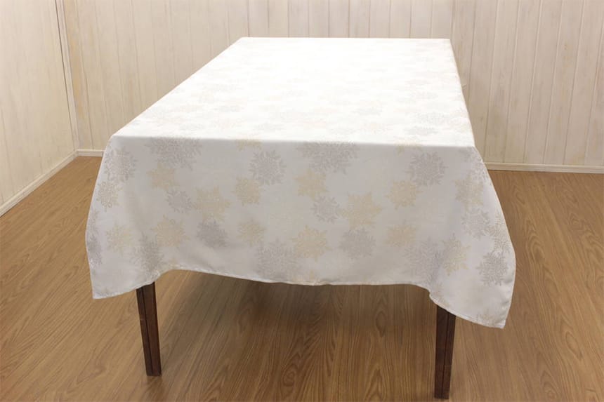 スノークリスタルシリーズ テーブルクロス約130×230cmを90×150cmのテーブルに掛けた一例です。