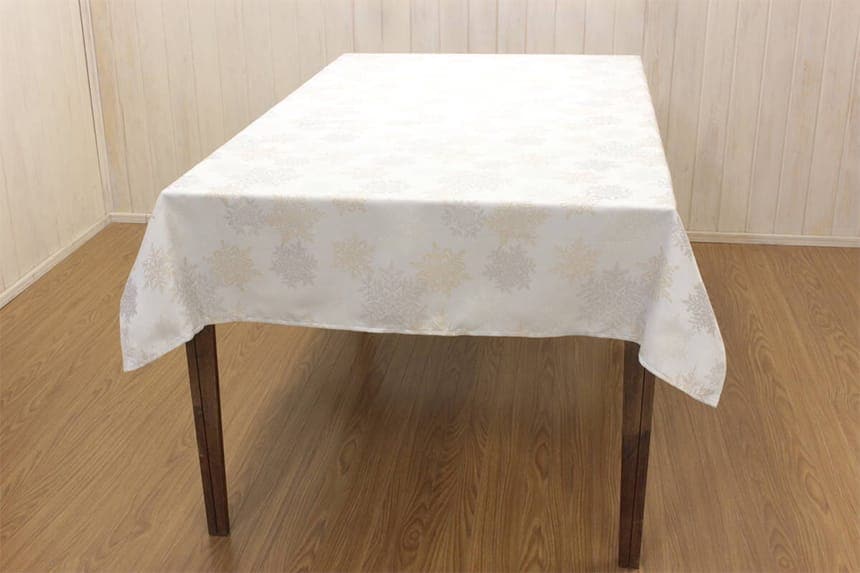 スノークリスタルシリーズ テーブルクロス約130×200cmを90×150cmのテーブルに掛けた一例です。