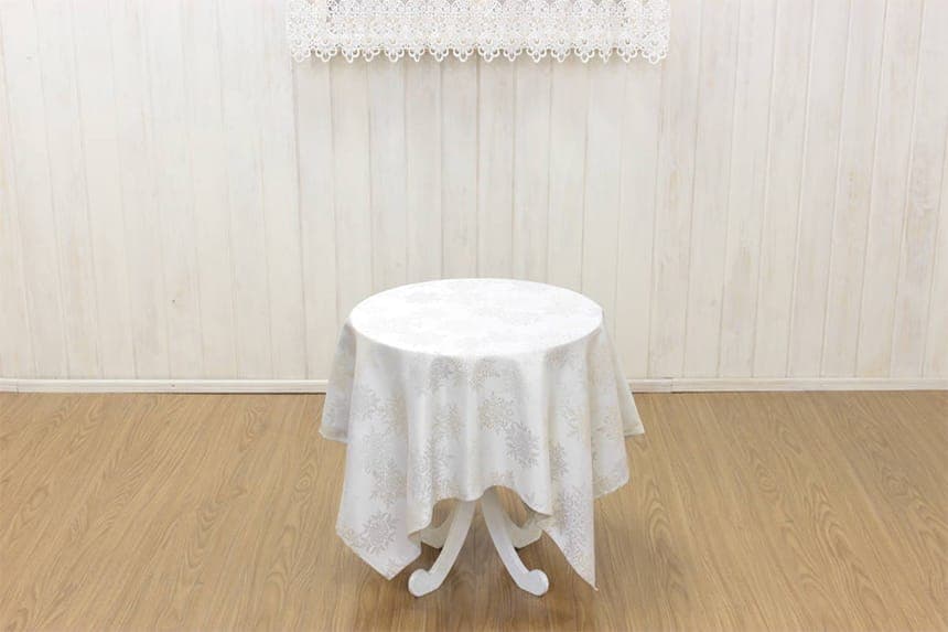 スノークリスタルシリーズ テーブルクロス 約110×110cmを直径75cmのテーブルに掛けた一例です。