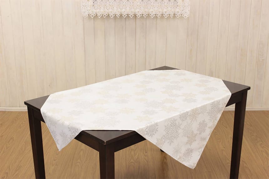 スノークリスタルシリーズ テーブルクロス約110×110cmを75×120cmのテーブルに掛けた一例です。