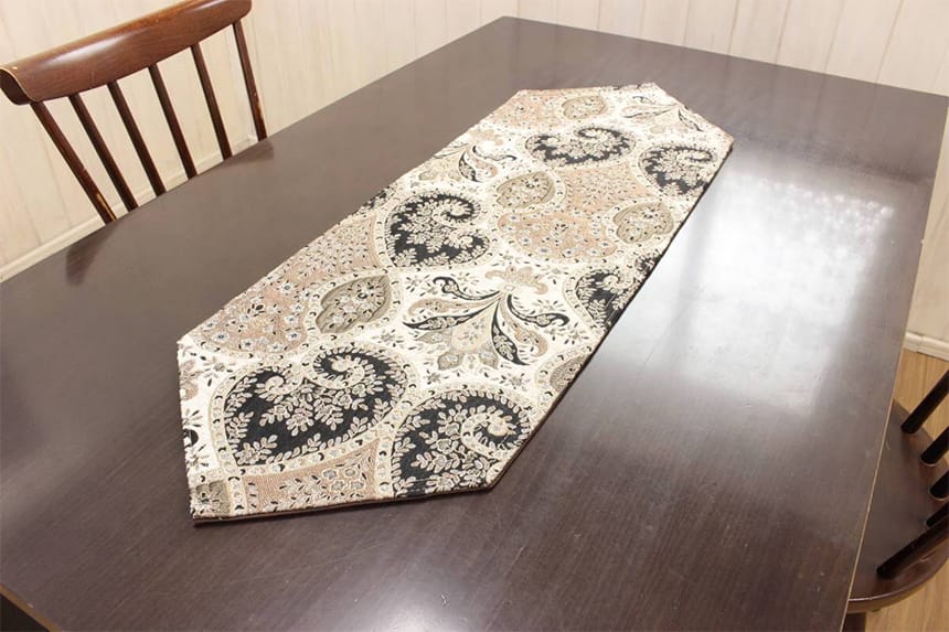 アルヴァ シリーズシェニール織テーブルセンターです。