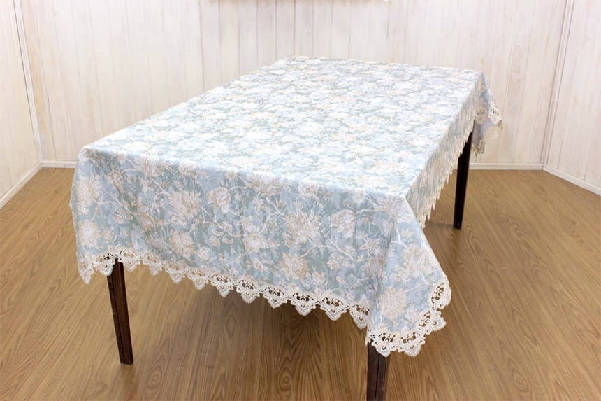 ターコイズ シリーズ テーブルクロスの約130×230cmを90×150cmのテーブルに掛けた一例です。