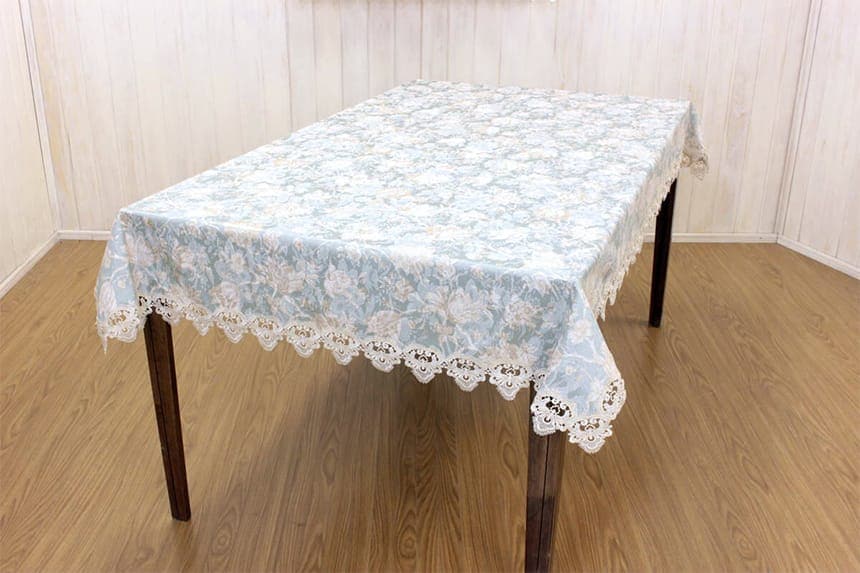 ターコイズ シリーズ テーブルファブリックの約130×200cmを90×150cmのテーブルに掛けた一例です。
