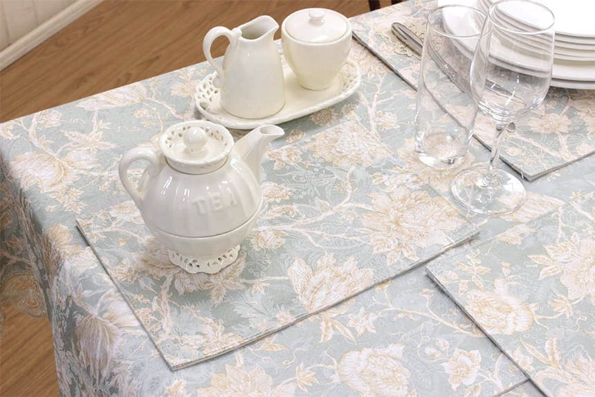 ターコイズ シリーズのティーマットはティーセットを置くのに程よいサイズです。