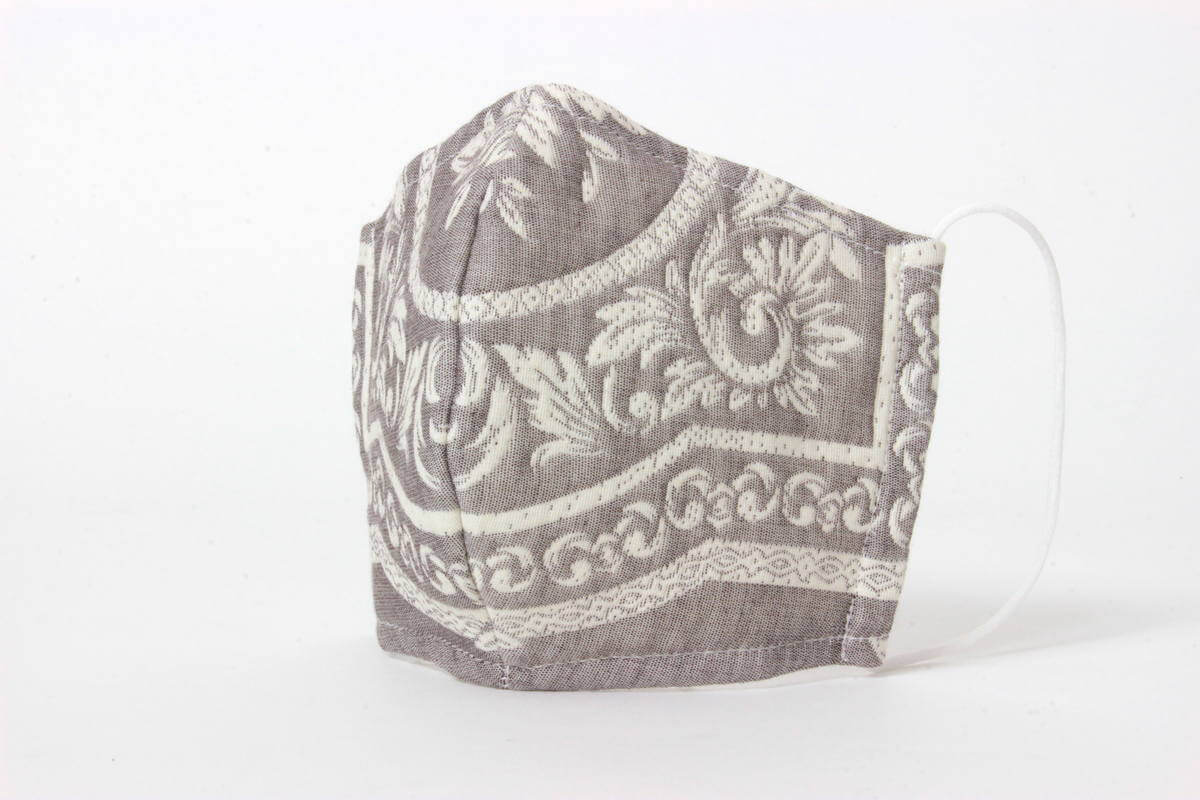 ダブルガーゼで作成した本体と薄わたを織り込んだ多重織の生地を重ねたマスクのココア色です。