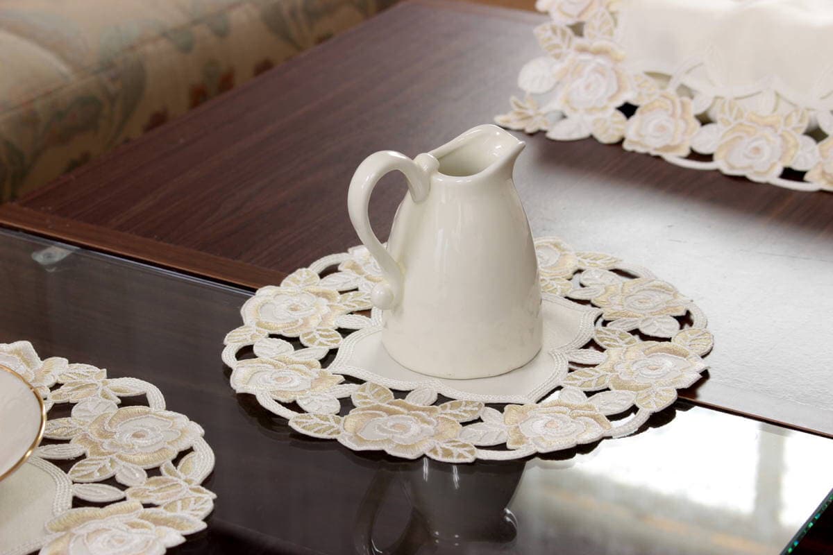 シャンパーニュ,バラ柄刺しゅうの花びん敷です。