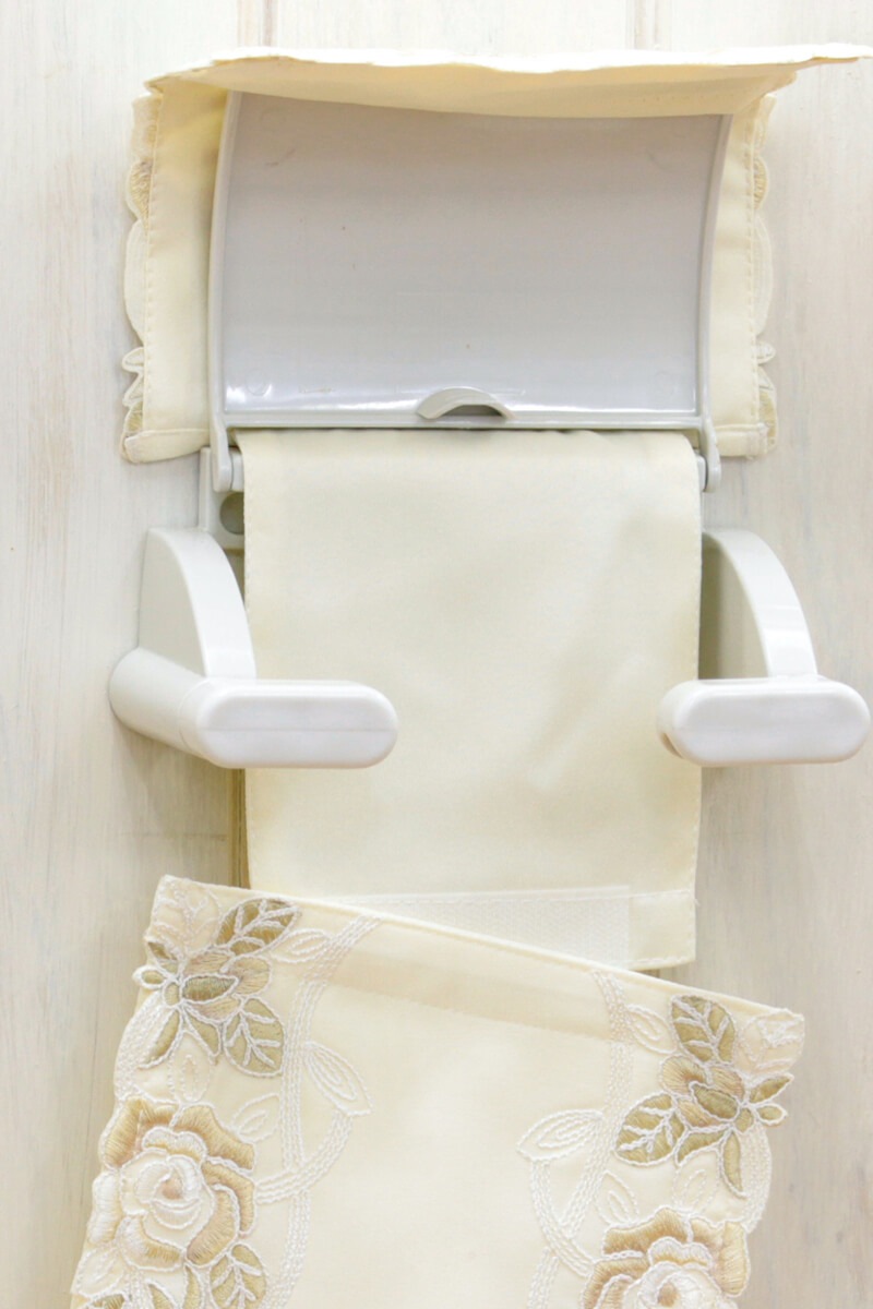 シャンパーニュ,バラ柄コード刺しゅう,トイレットペーパーホルダーの上部と下部は面テープを留めるだけです。