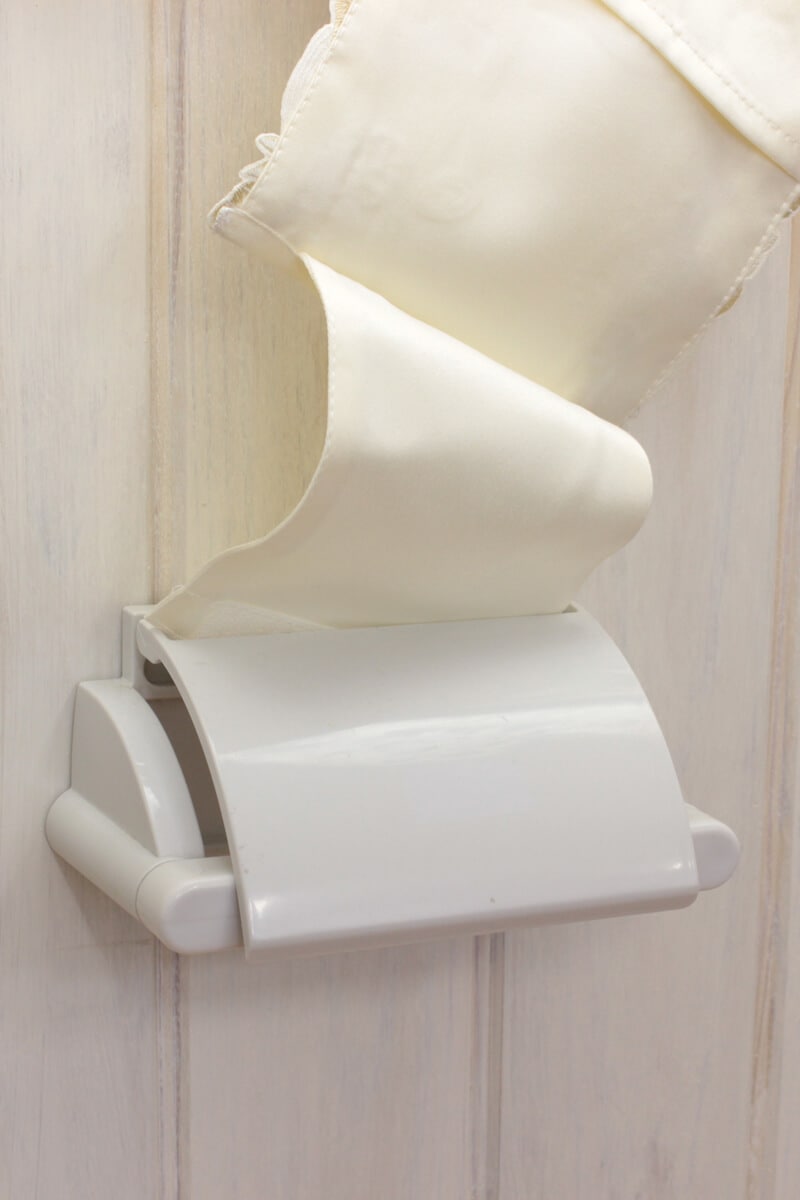 シャンパーニュ,バラ柄のコード刺しゅう,トイレットペーパーホルダーは分割式です。