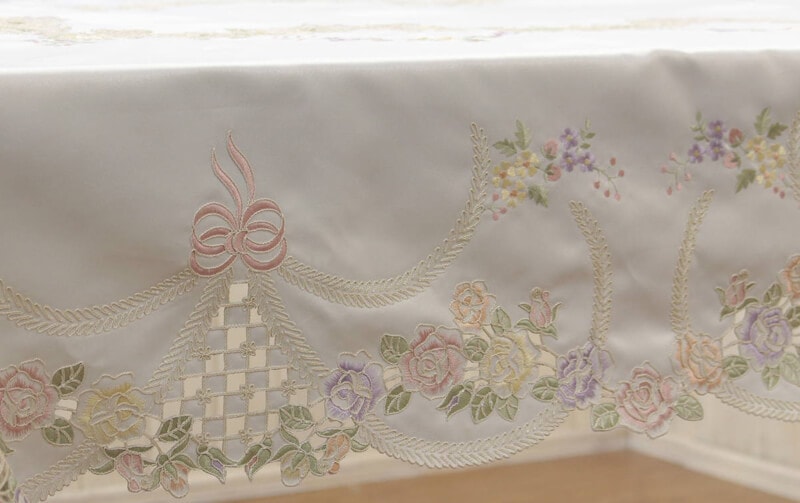 リボン&ローズシリーズテーブルクロスは１５cm～２０cm程度垂らしてお使いいただくと、刺繍部分がキレイに見えます。
