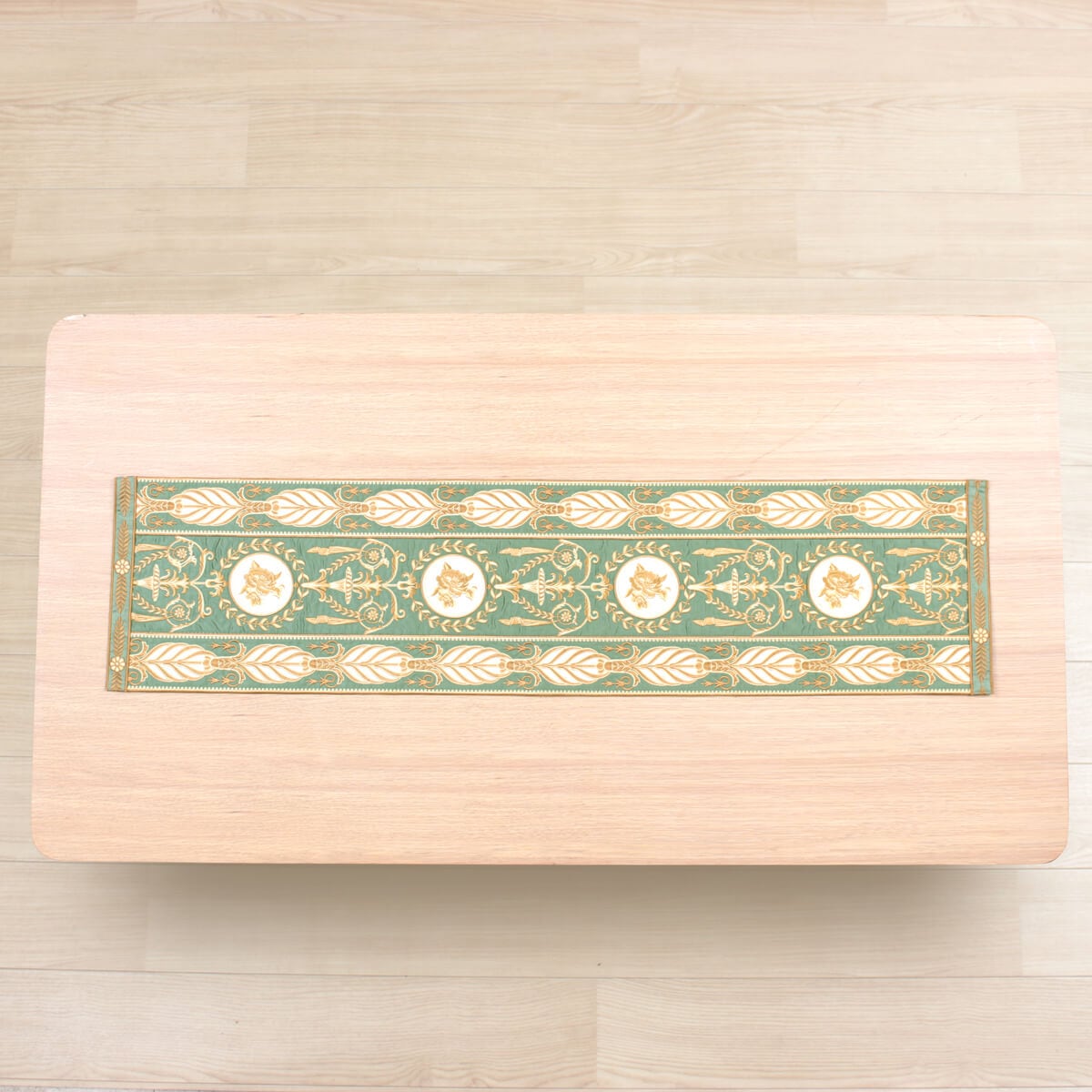 煌びやかな刺繍入りのテーブルセンター（約29×120cm）です。