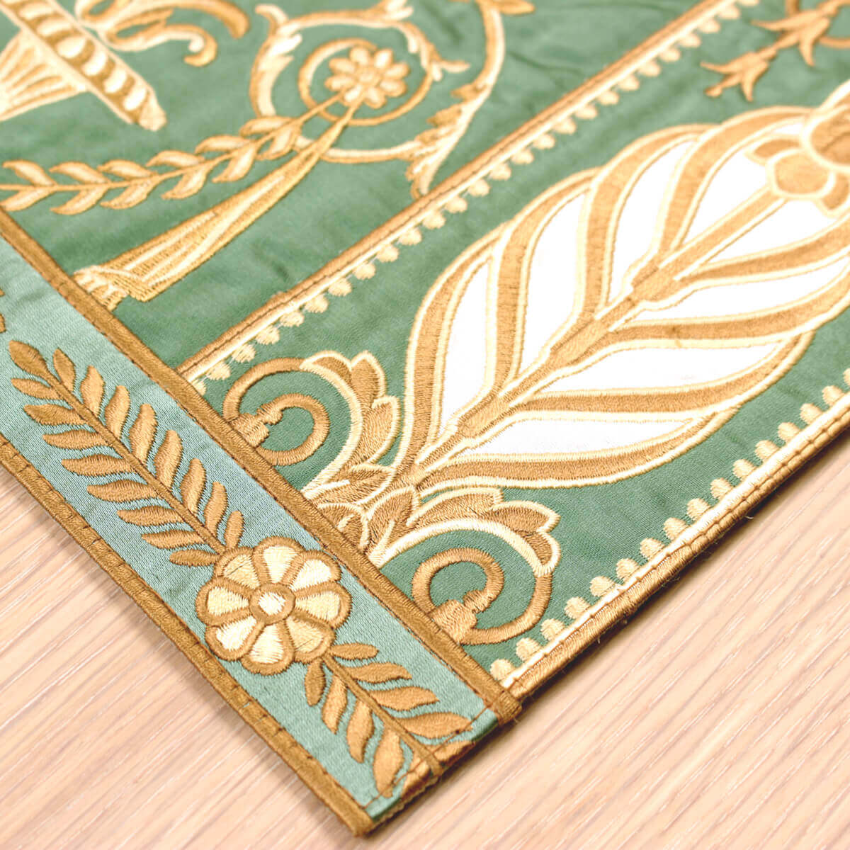 煌びやかな刺繍入りのテーブルセンター（約29×120cm）です。