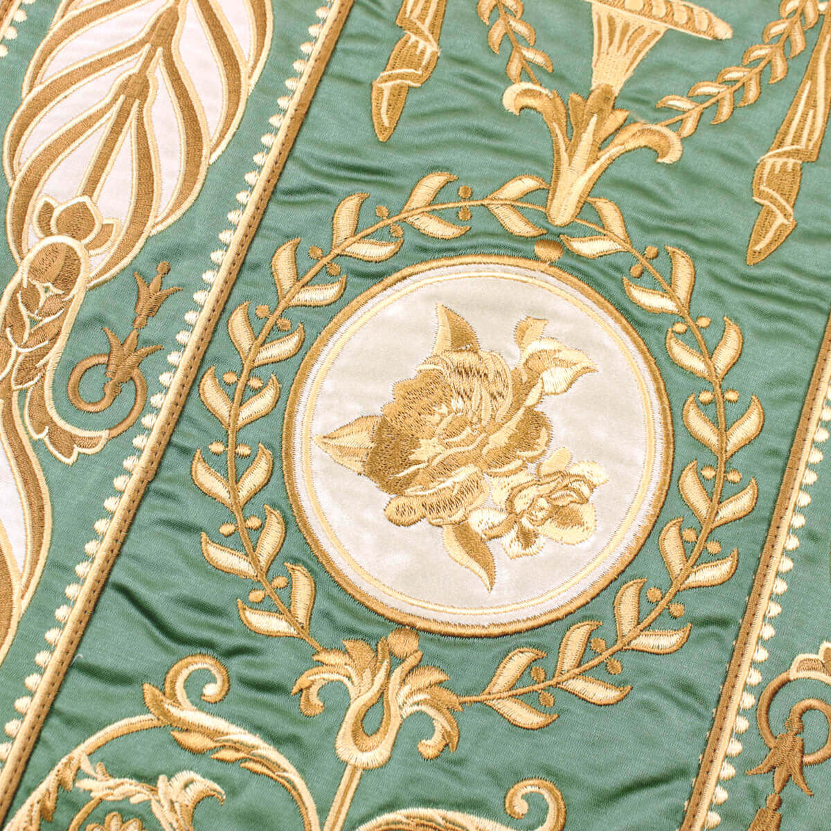 煌びやかな刺繍入りのテーブルセンター（約29×120cm）です。