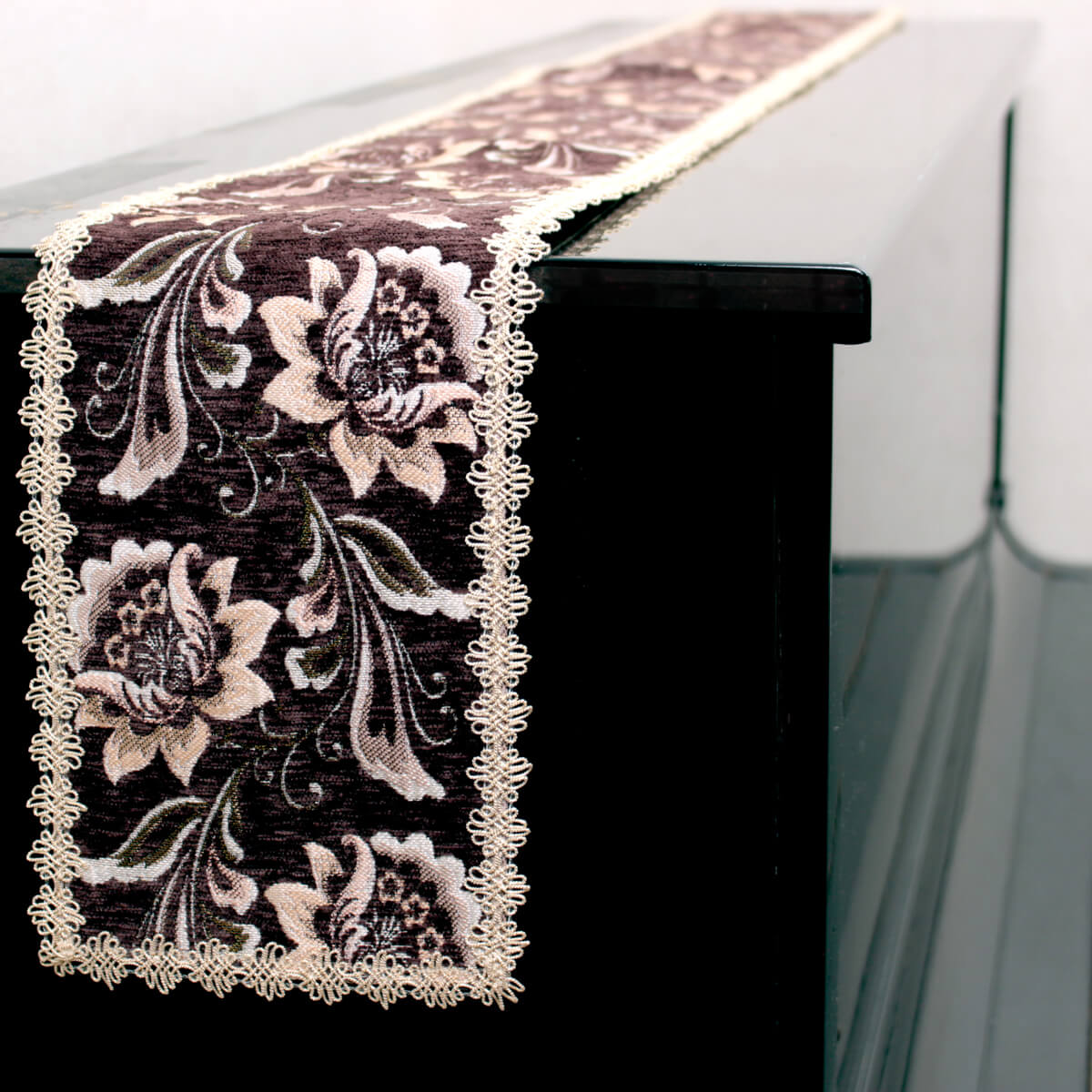 シェニール織のテーブルランナー（約16×200cm）をピアノの天板に。