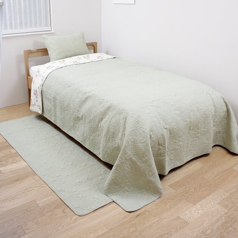 アミブルージュ,多針キルトニュートラルシリーズマルチカバー グリーンをベッドに掛けた一例です。