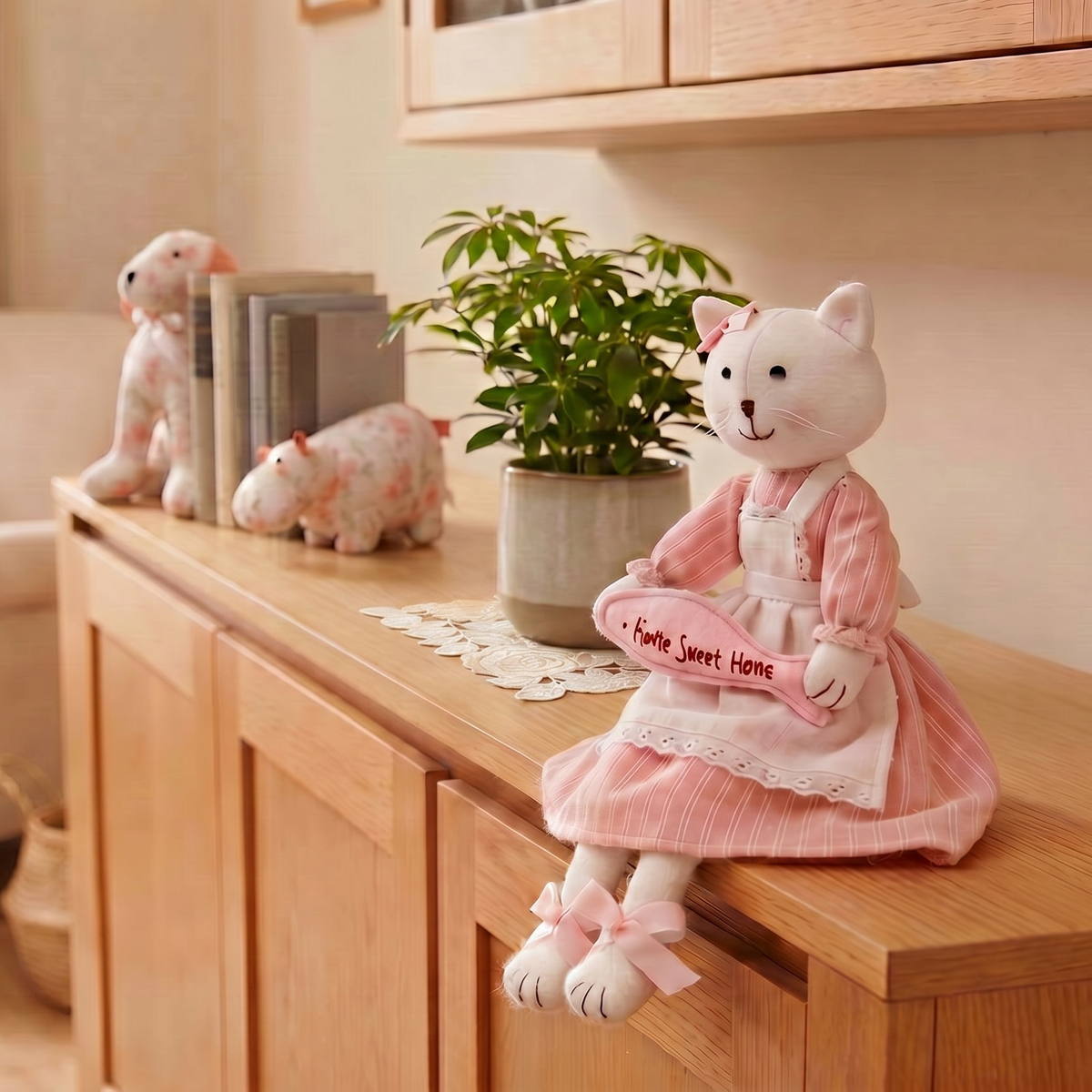 ネコちゃん　フェイラー　シェニール織エプロン エプロン姿のおすわりネコちゃん 全長 約40cm｜インテリアレース
