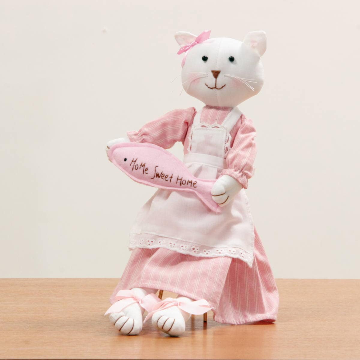 ネコちゃん　フェイラー　シェニール織エプロン エプロン姿のおすわりネコちゃん 全長 約40cm｜インテリアレース