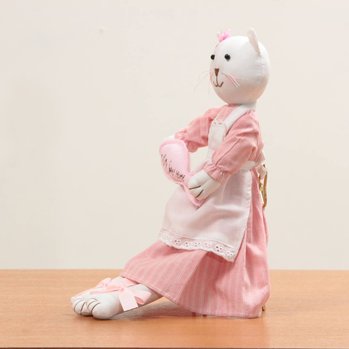 エプロン姿のおすわりネコちゃん 全長 約40cm｜インテリアレース
