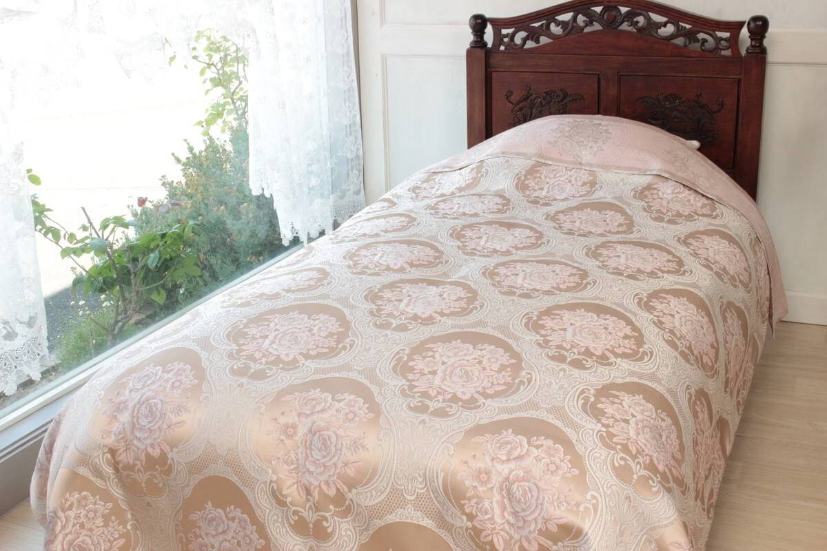 ロマンスローズシリーズのベッドカバーをシングルベッドに掛けた一例です。