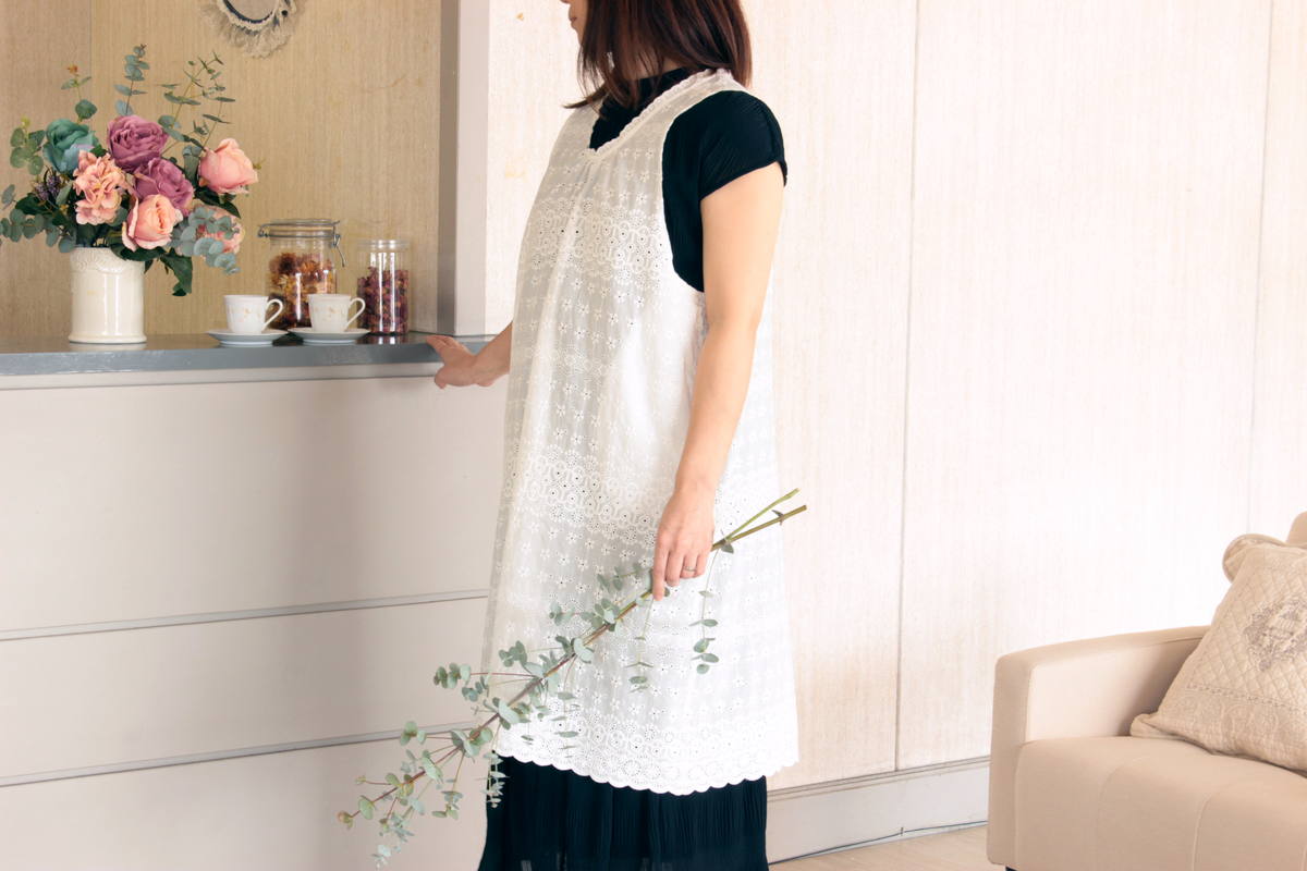 アイレット刺繍のエプロン