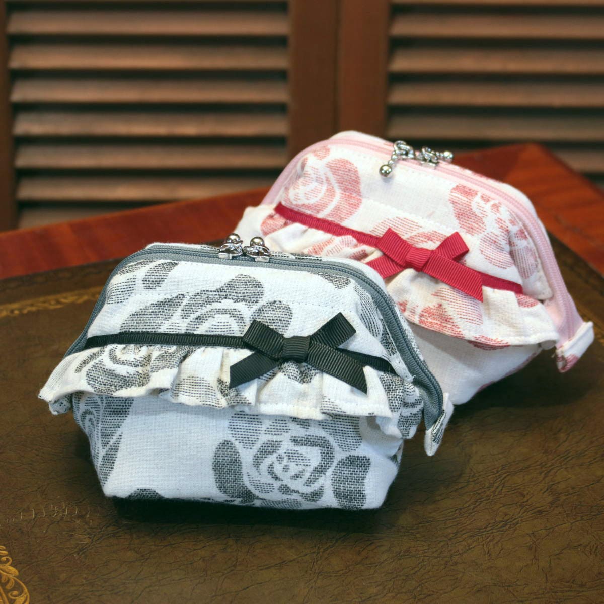 バラ柄ジャカード ワイヤーポーチS 約9.5×9.5×8.5cm [Rosette Charm