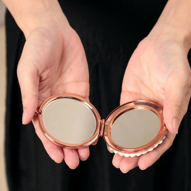 リボン刺繍 フローリスト シリーズのコンパクトミラー,開くと鏡は２つあり、ボタンがある本体側は拡大鏡です