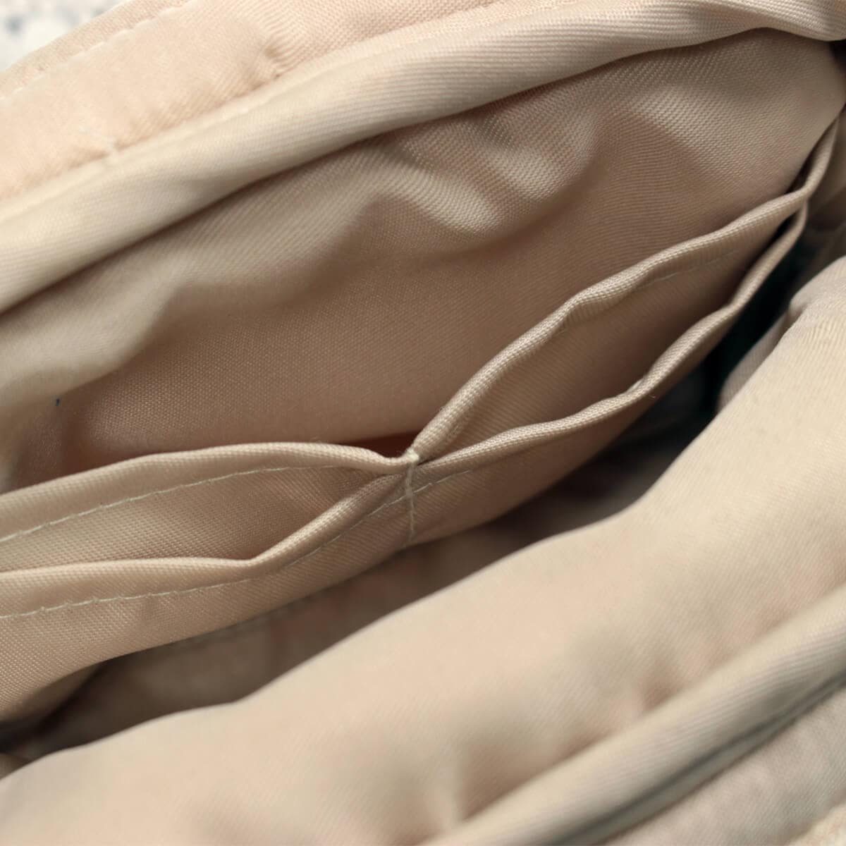 メモワール チュールレース シリーズの巾着型バッグ　内側に平面ポケット付きです。