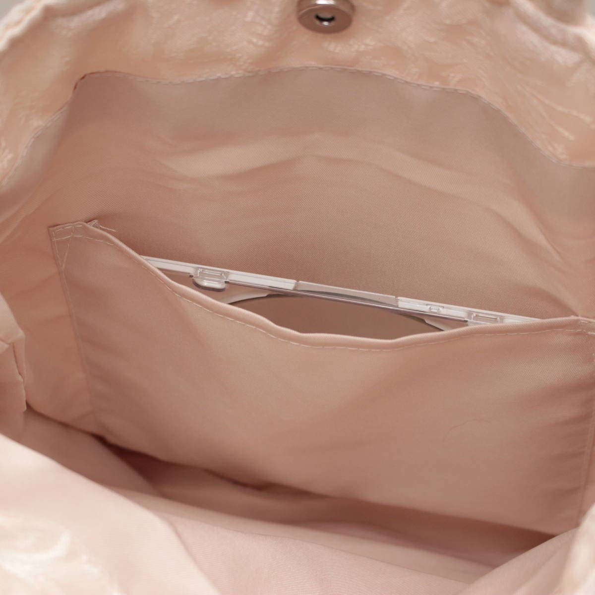 メモワール チュールレース シリーズのスクエアバッグ　内側に平面ポケット付きです。