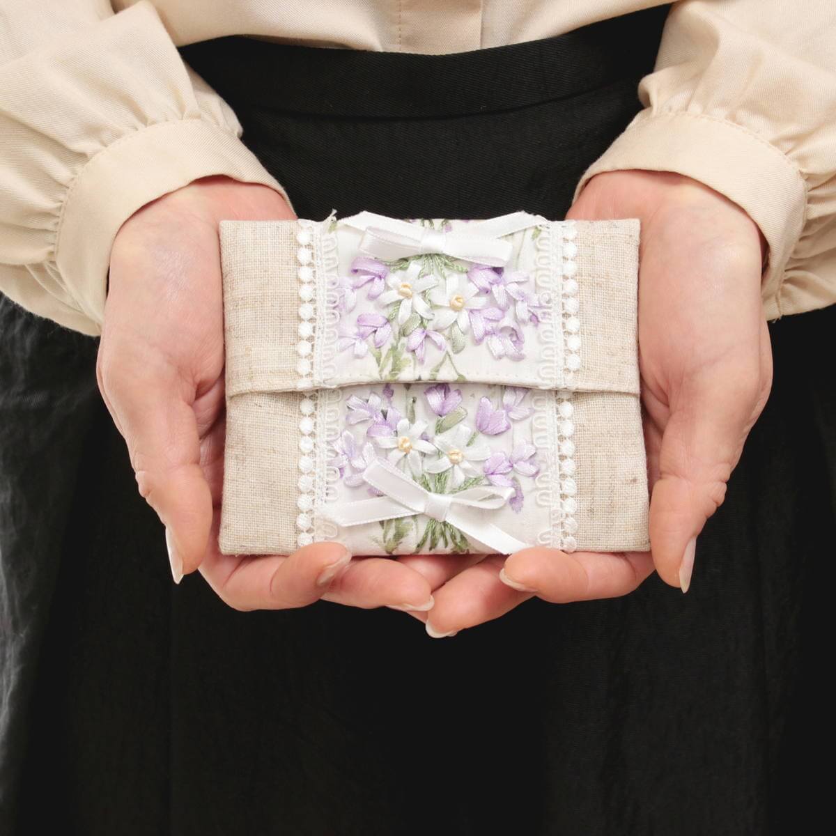 手刺繍が美しい爽やかな色合いのリボン刺繍小物