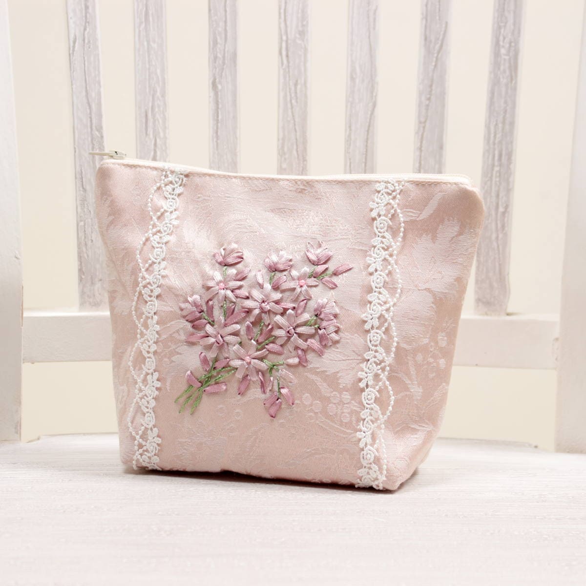 ラベンダーカラーの刺繍小物