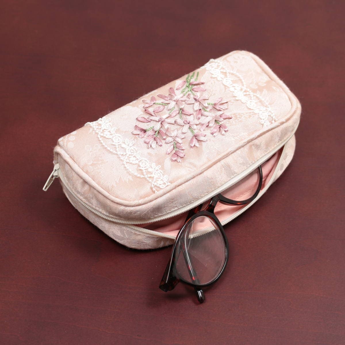 表情豊かなフロレットの眼鏡ケース アミブルージュ,amibrugge,インテリアレース,ファブリック,ポーチ,バッグ
