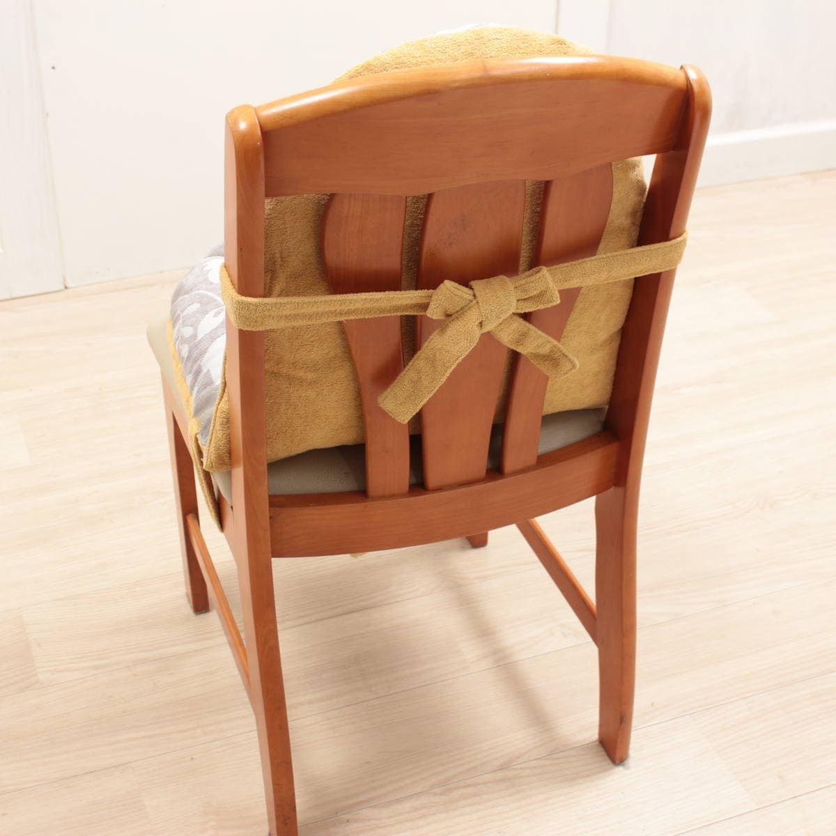 チェアクッションの付け外しは簡単です アミブルージュ,amibrugge,通販,インテリア,背掛け,チェアカバー,クッション