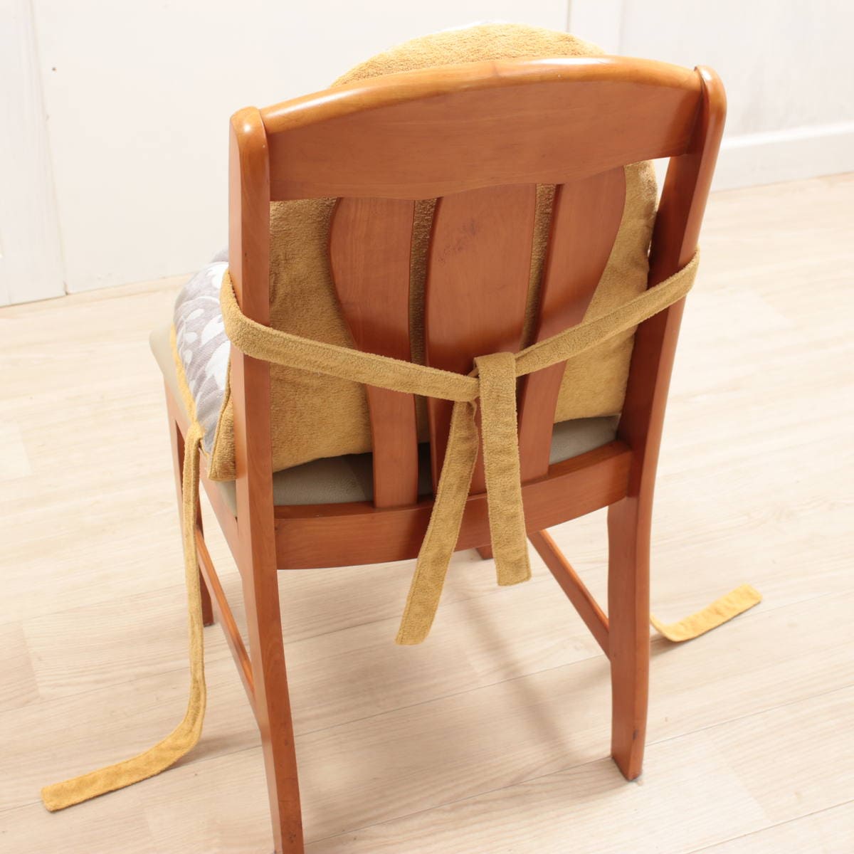 チェアクッションの付け外しは簡単です アミブルージュ,amibrugge,通販,インテリア,背掛け,チェアカバー,クッション