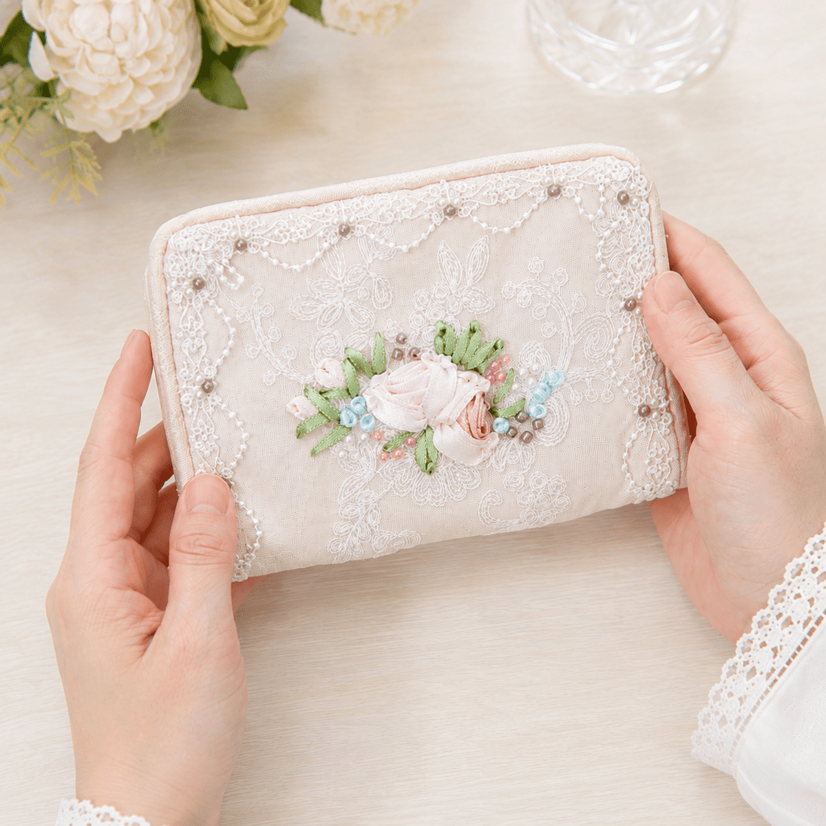 ミニティッシュケース リボン刺繍×ビーズ 約10×12cm [Elue