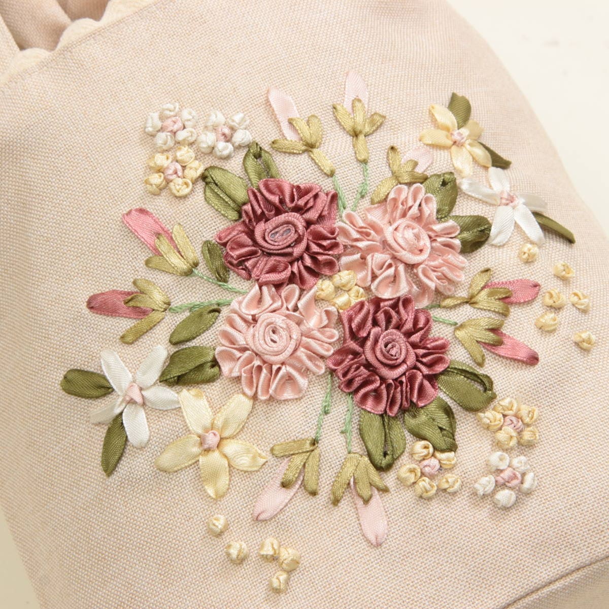 リボン刺繍ロゼ・リュバン 巾着バッグの刺繍部分 アミブルージュ,amibrugge,インテリアレース,ファブリック,ポーチ,バッグ