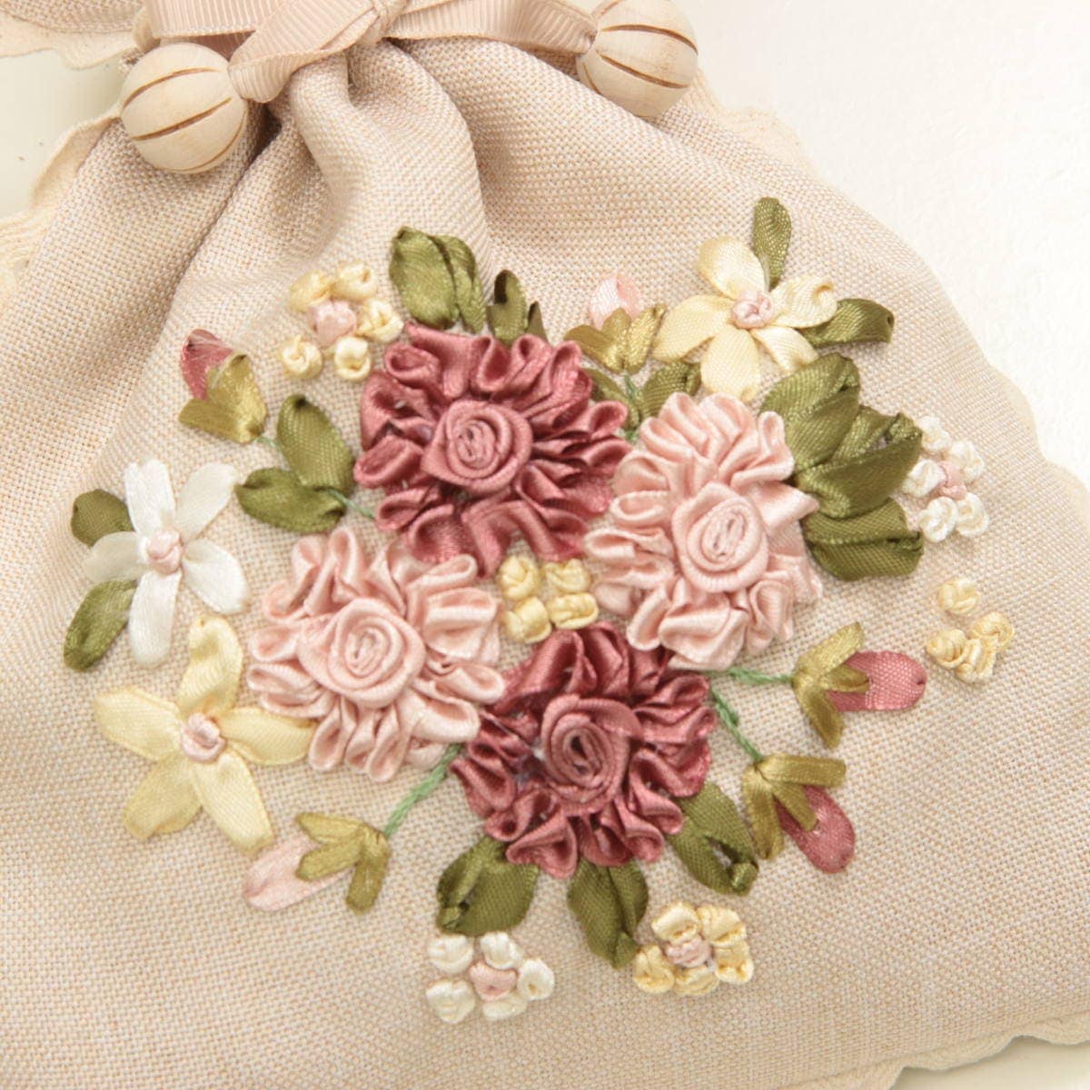 リボン刺繍ロゼ・リュバンの巾着の刺繍部分 アミブルージュ,amibrugge,インテリアレース,ファブリック,ポーチ,バッグ