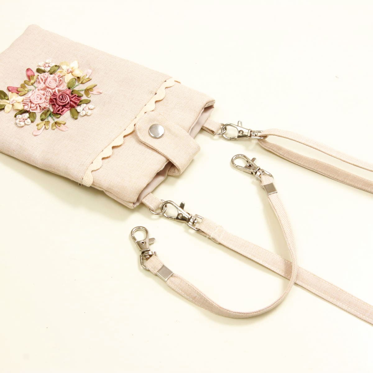 リボン刺繍ロゼ・リュバンのスマホポシェット アミブルージュ,amibrugge,通販,インテリア,ファブリック,縦型,スマホ,ポシェット