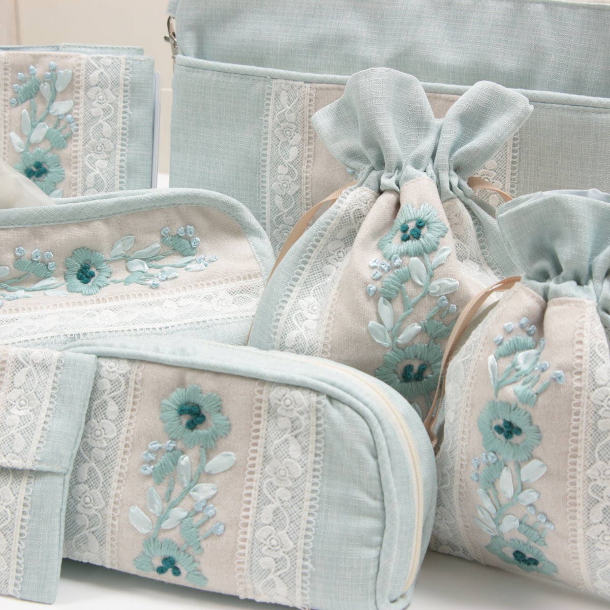 【♡alohamana♡】Atelier DorF’2026(巾着付き) 巾着L フローラル刺繍 約17×22cm [Atelier Bloom]｜インテリアレース
